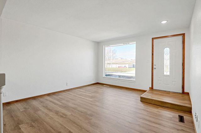 8721 E Lockmoor Cir, Wichita, KS 67207