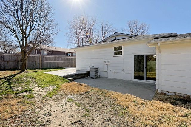 8721 E Lockmoor Cir, Wichita, KS 67207