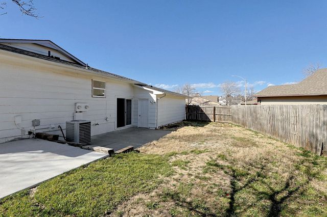 8721 E Lockmoor Cir, Wichita, KS 67207