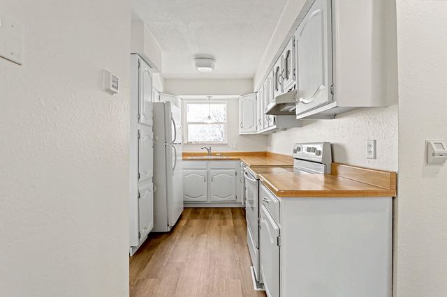 8721 E Lockmoor Cir, Wichita, KS 67207