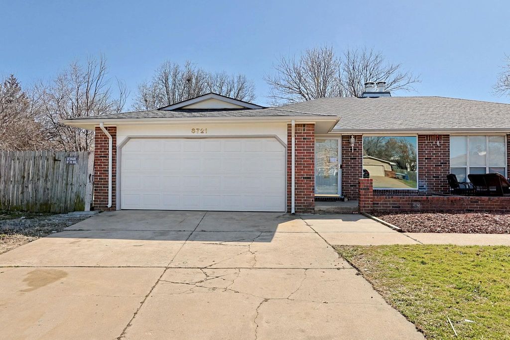8721 E Lockmoor Cir, Wichita, KS 67207