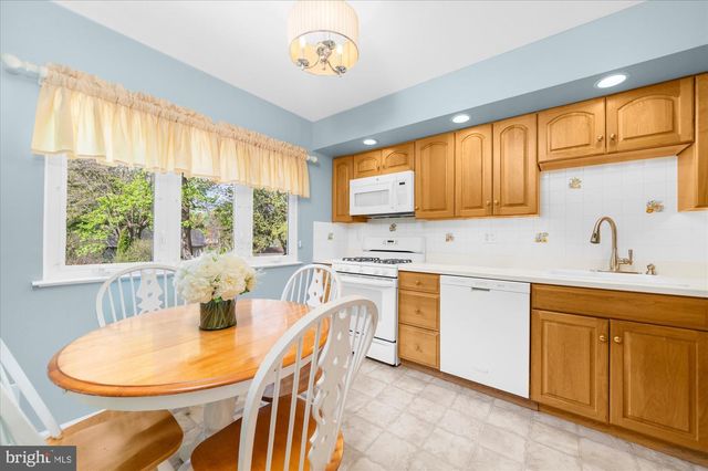 101 VILLAGE DR, North Wales, PA 19454
