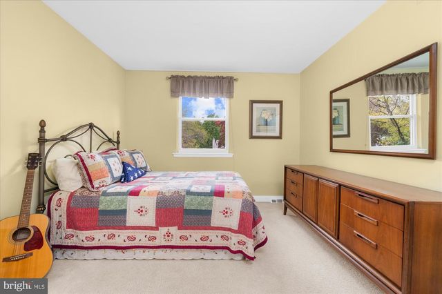 101 VILLAGE DR, North Wales, PA 19454
