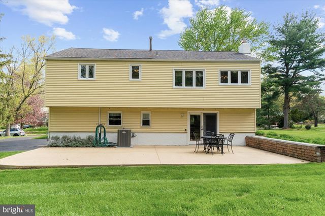 101 VILLAGE DR, North Wales, PA 19454