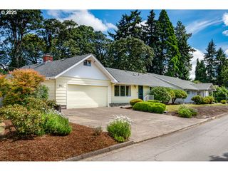965 ROBIN HOOD Ave, Eugene, OR 97401