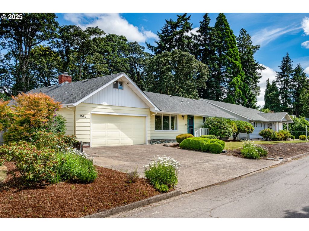 965 ROBIN HOOD Ave, Eugene, OR 97401