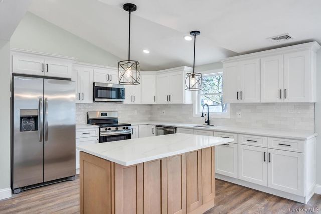 17 Blackpine Drive, Medford, NY 11763