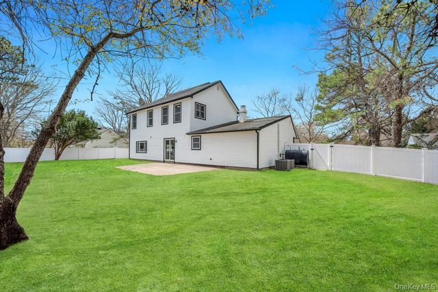 17 Blackpine Drive, Medford, NY 11763