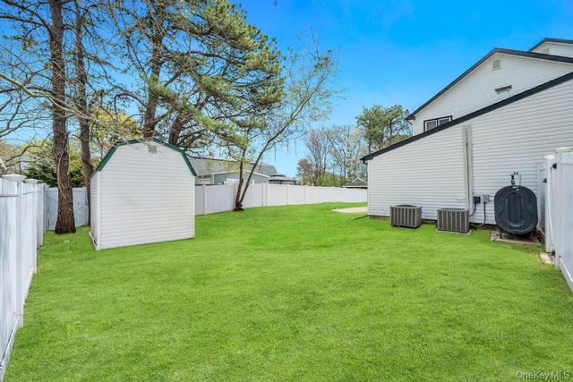 17 Blackpine Drive, Medford, NY 11763