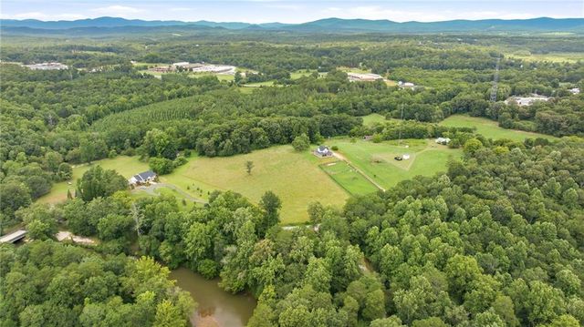 938 Waters Street W, Clarkesville, GA 30523