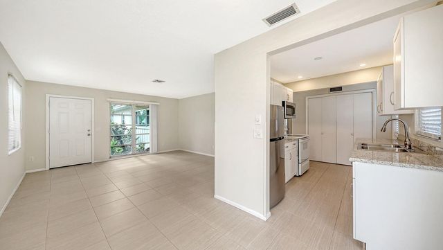 2121 PUEBLO CIRCLE V6, Sarasota, FL 34231