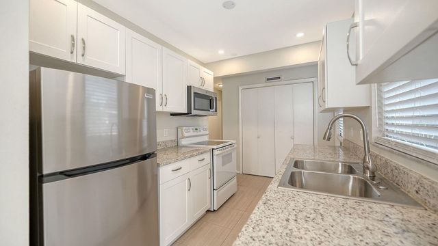 2121 PUEBLO CIRCLE V6, Sarasota, FL 34231