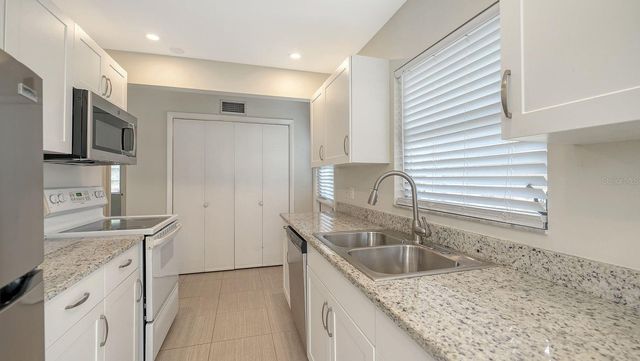 2121 PUEBLO CIRCLE V6, Sarasota, FL 34231