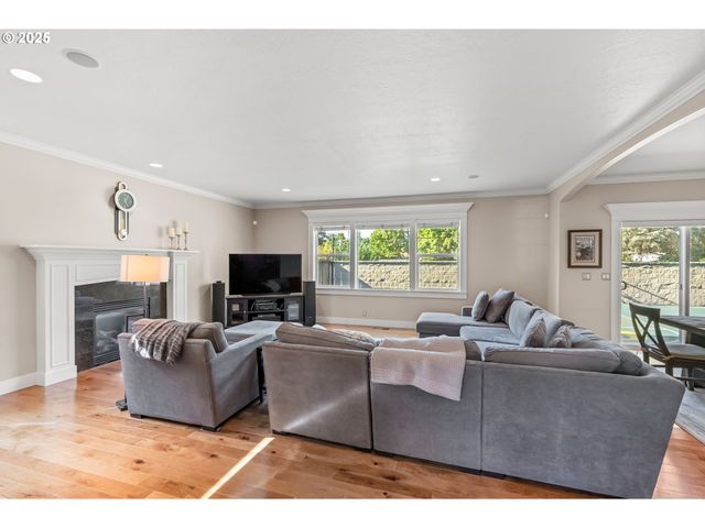 2698 Crowther Dr, Eugene, OR 97404