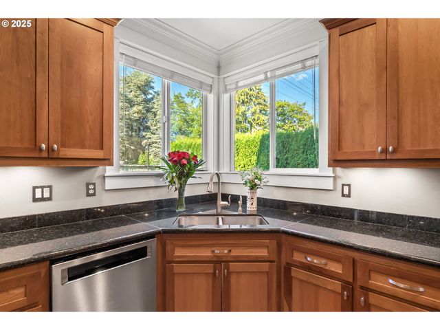 2698 Crowther Dr, Eugene, OR 97404