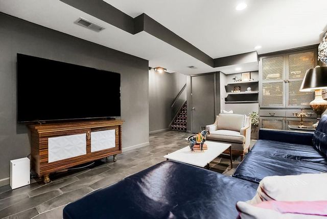 9622 England Drive, Overland Park, KS 66212