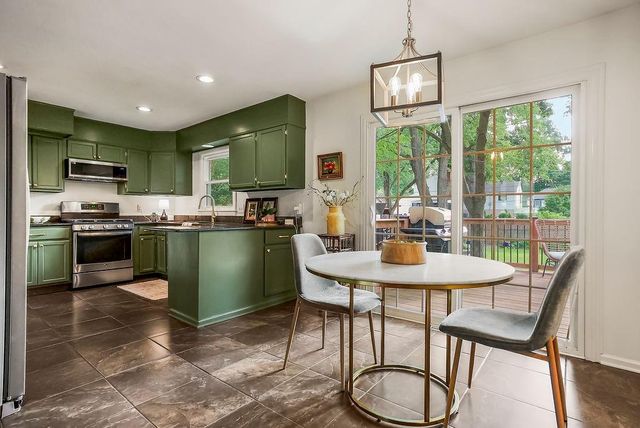 9622 England Drive, Overland Park, KS 66212