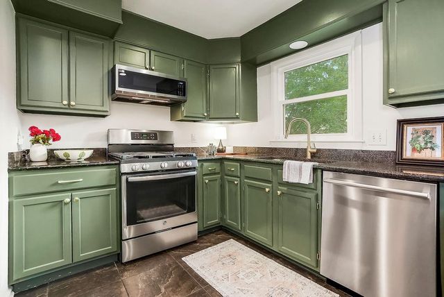 9622 England Drive, Overland Park, KS 66212