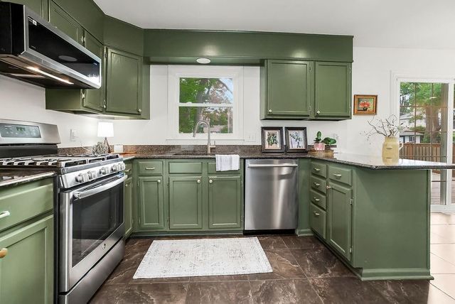 9622 England Drive, Overland Park, KS 66212