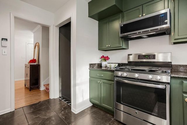 9622 England Drive, Overland Park, KS 66212