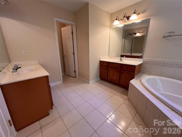 7709 Greylock Ridge Road 18, Matthews, NC 28105