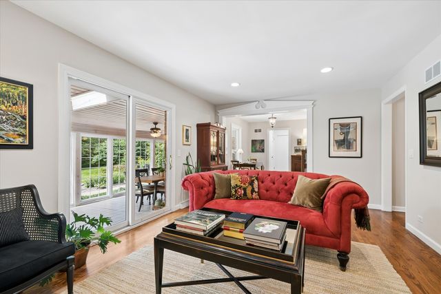 106 Carriage Road, North Barrington, IL 60010