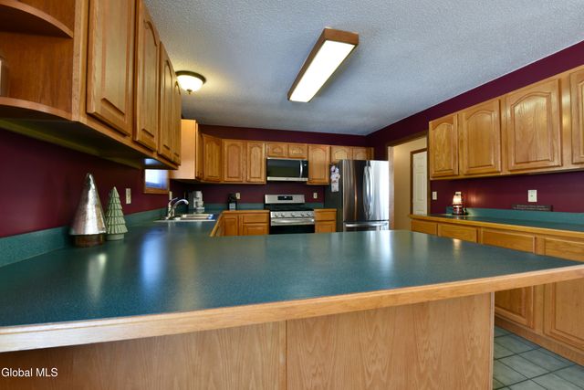 86 3rd Avenue, Hadley, NY 12835