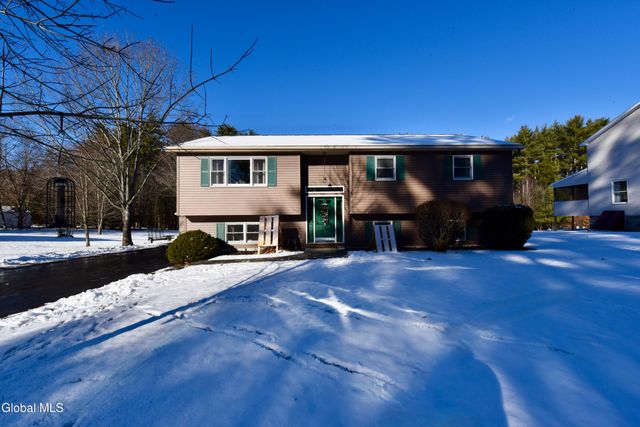 86 3rd Avenue, Hadley, NY 12835