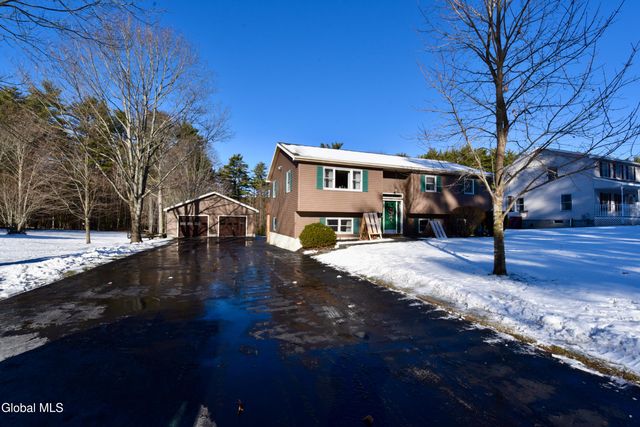 86 3rd Avenue, Hadley, NY 12835