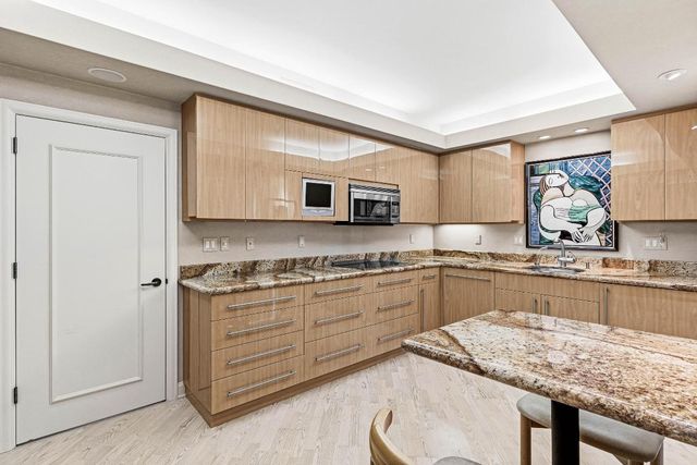 2150 Ibis Isle Road 15, Palm Beach, FL 33480