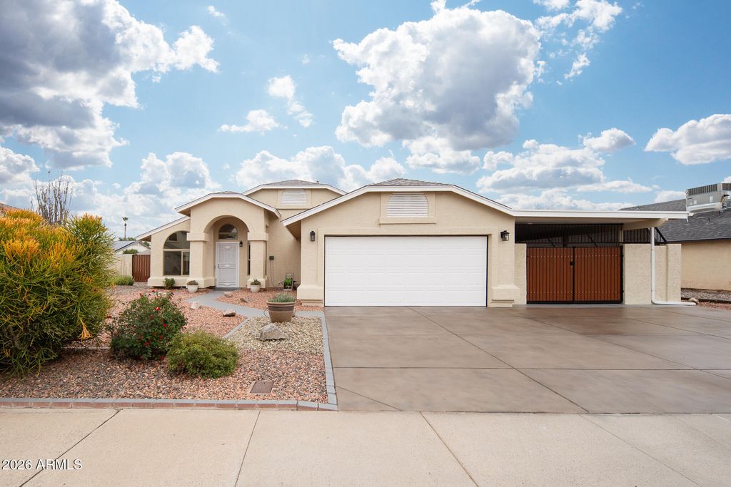 Image 1 of property listing at 8965 W CITRUS Way, Glendale, AZ 85305