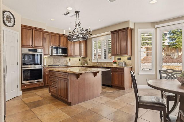 2240 Owencarrow Ln, Lincoln, CA 95648