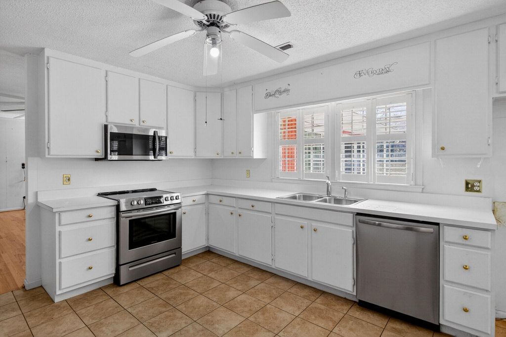 Image 10 of property listing at 1030 State Street, Sumter, SC 29153