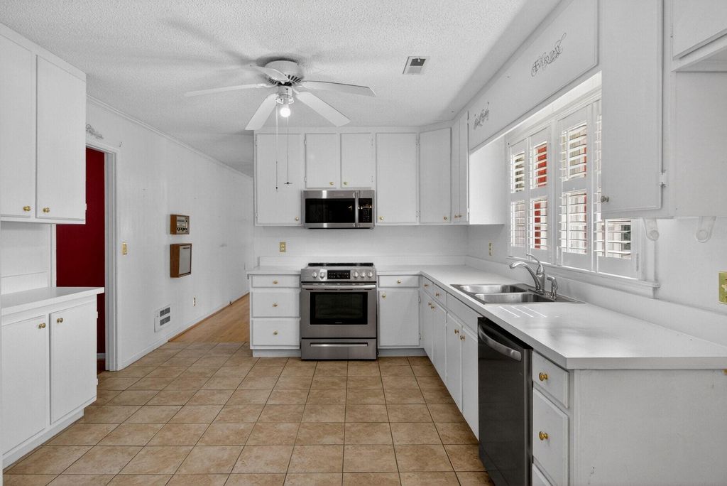 Image 11 of property listing at 1030 State Street, Sumter, SC 29153