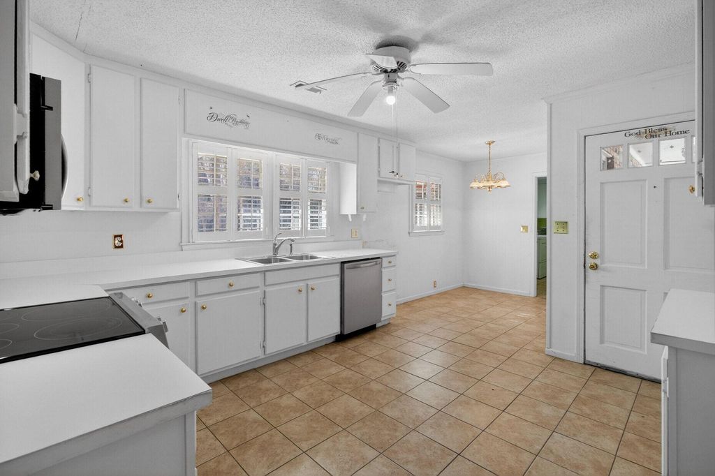 Image 9 of property listing at 1030 State Street, Sumter, SC 29153