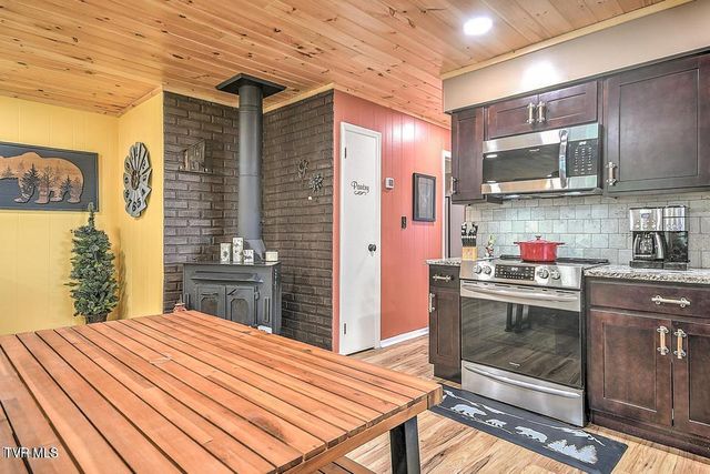 190 Roanwood Road, Roan Mountain, TN 37687
