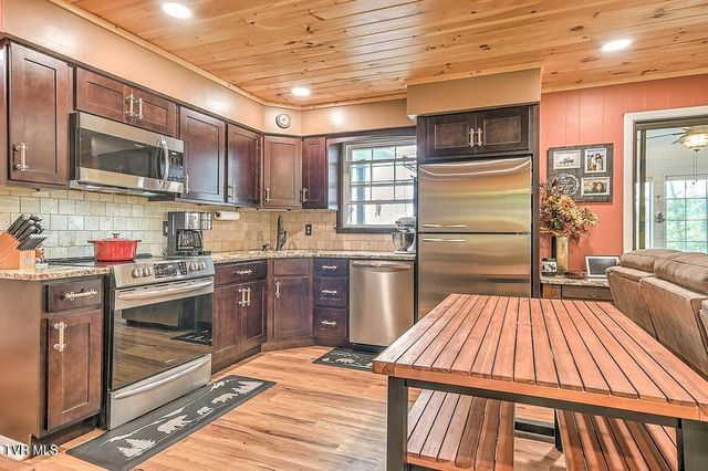 190 Roanwood Road, Roan Mountain, TN 37687