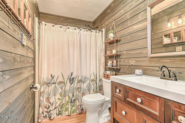 190 Roanwood Road, Roan Mountain, TN 37687