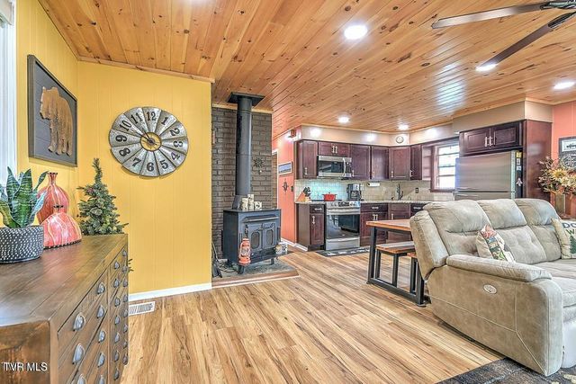 190 Roanwood Road, Roan Mountain, TN 37687