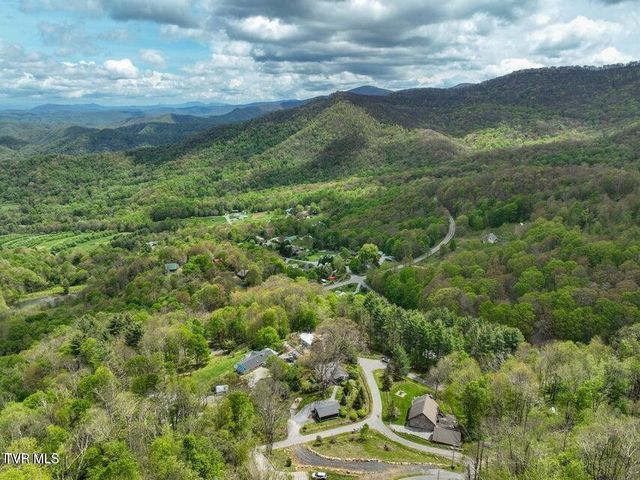 190 Roanwood Road, Roan Mountain, TN 37687