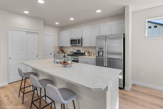 417 N Viewmont Ct, Greenacres, WA 99016