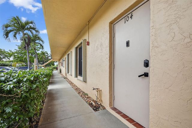 275 Gate Road 104, Hollywood, FL 33024