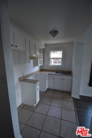 915 E 50th Street, Los Angeles, CA 90011