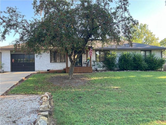 708 E Grand Avenue, Lacygne, KS 66040