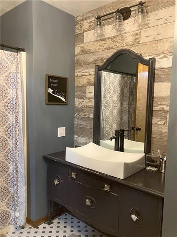 708 E Grand Avenue, Lacygne, KS 66040