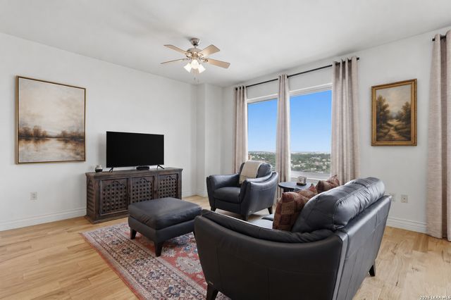 215 Center St Apt 1805, San Antonio, TX 78202