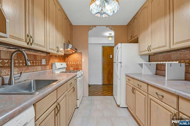 2185 Lemoine Avenue 2C, Fort Lee, NJ 07024