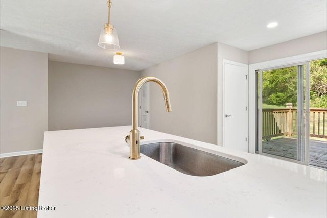 605 Glen Ct, Louisville, KY 40207