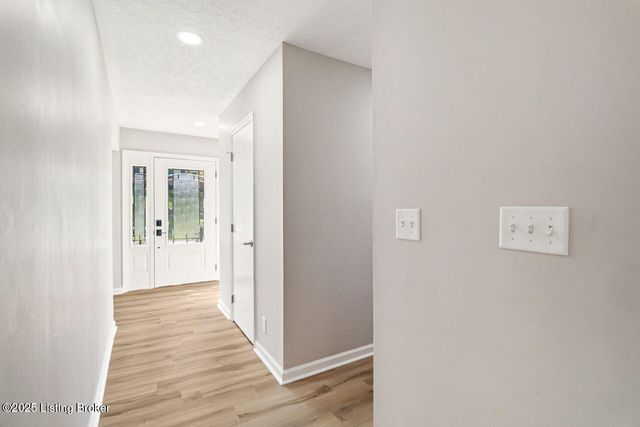 605 Glen Ct, Louisville, KY 40207