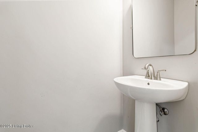 605 Glen Ct, Louisville, KY 40207